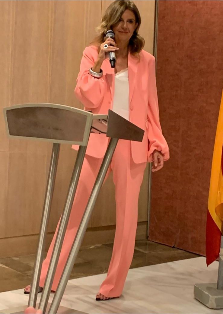 Marta durante una charla, hablando ante el público