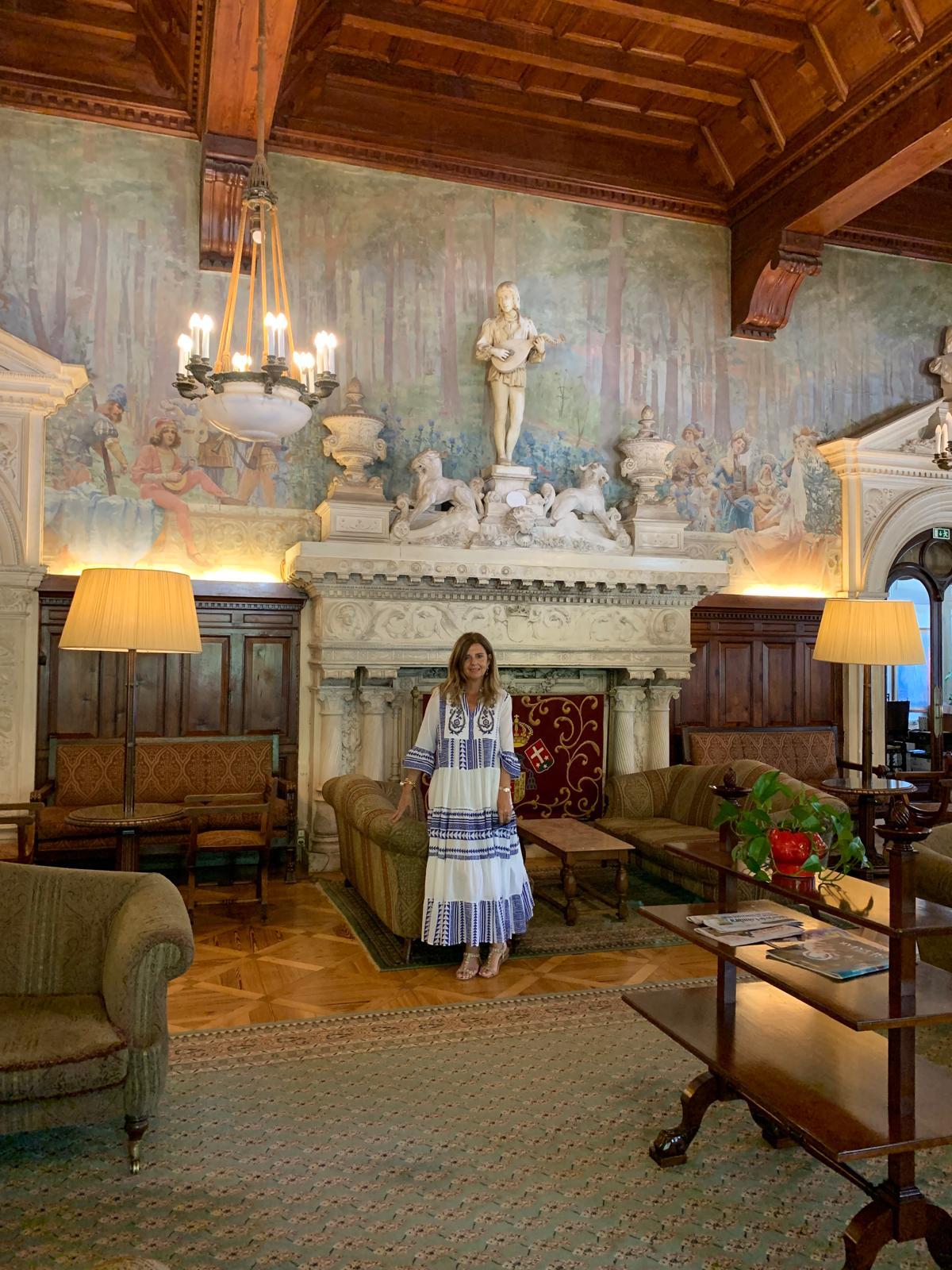 Marta en un salón palaciego